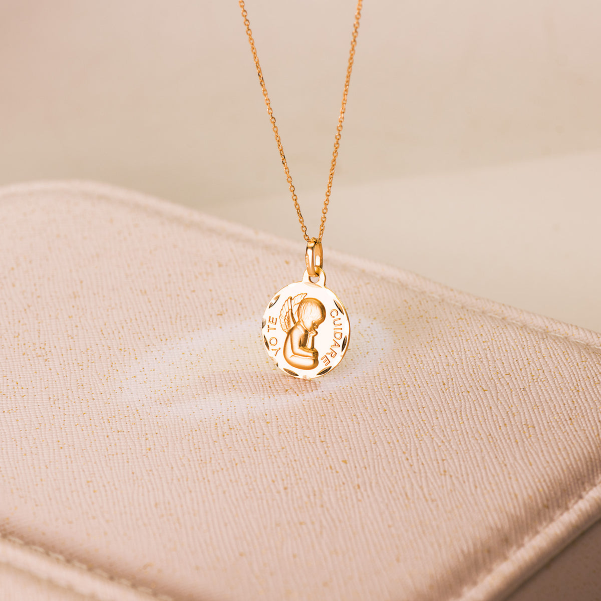 Medalla Angelito "yo Te Cuidare" Tallada. Medida: 16 mm de oro amarillo 18K
