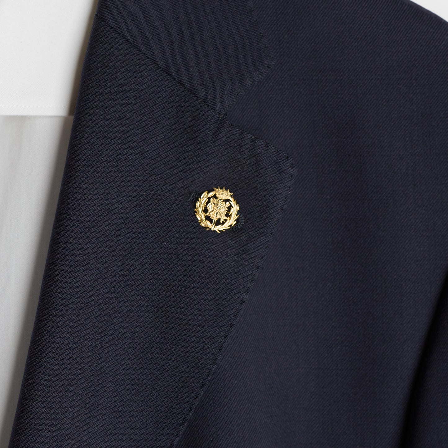 18K INSIGNIA ORO AMARILLO CIENCIAS EMPRESARIALES. 16 X 16 MM