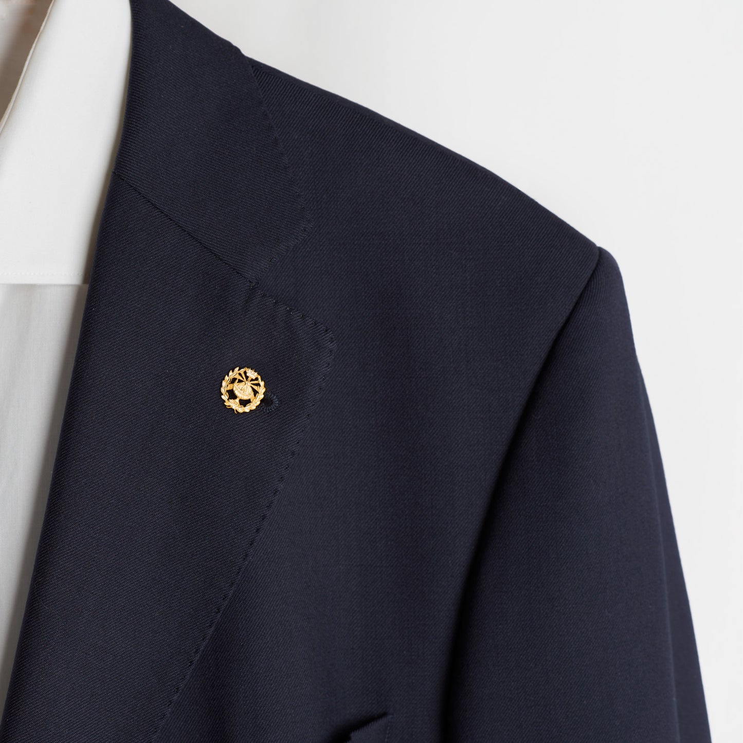 18K INSIGNIA ORO AMARILLO QUIMICA. 15 X 15 MM