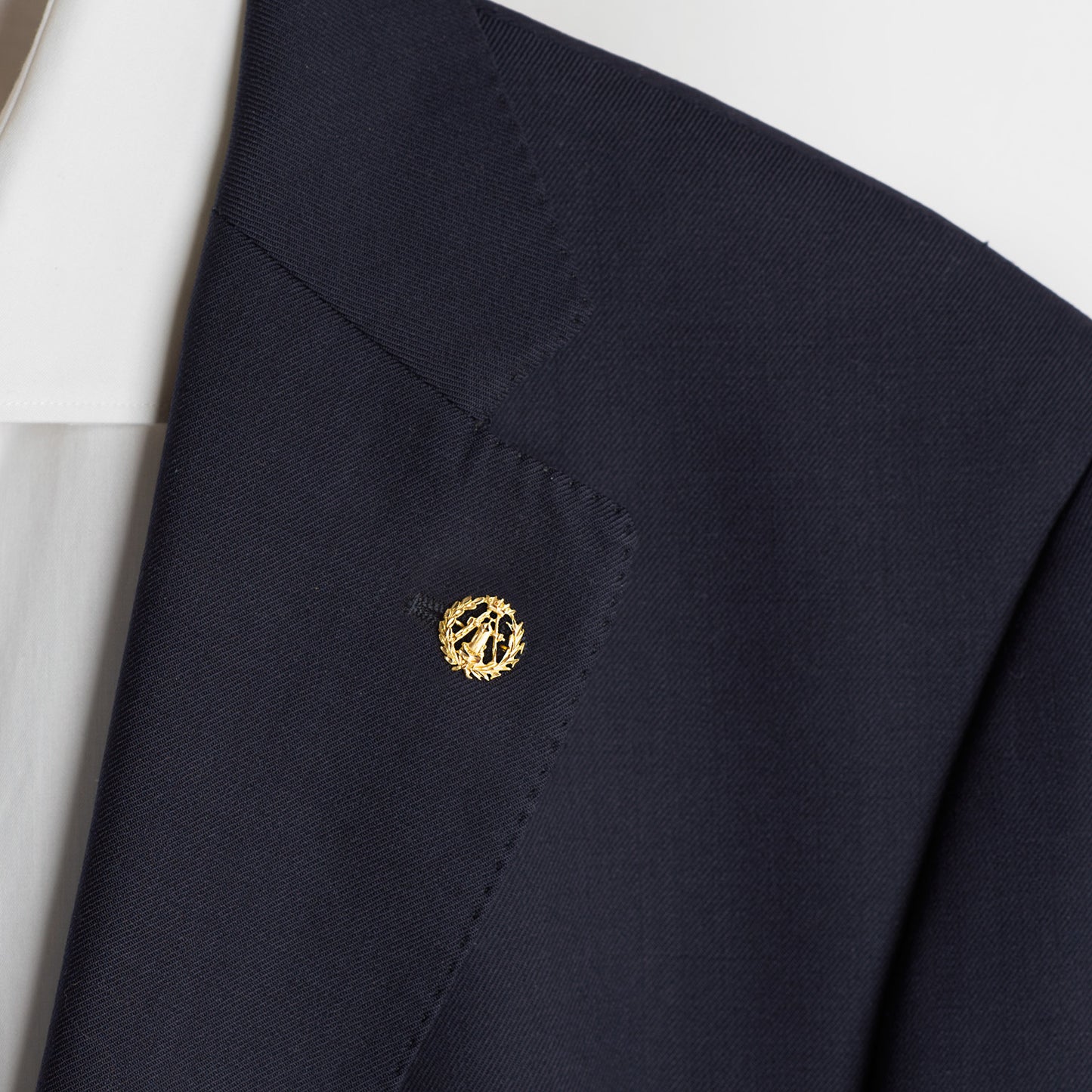 18K INSIGNIA ORO AMARILLO TOPOGRAFO. 16 X 16 MM