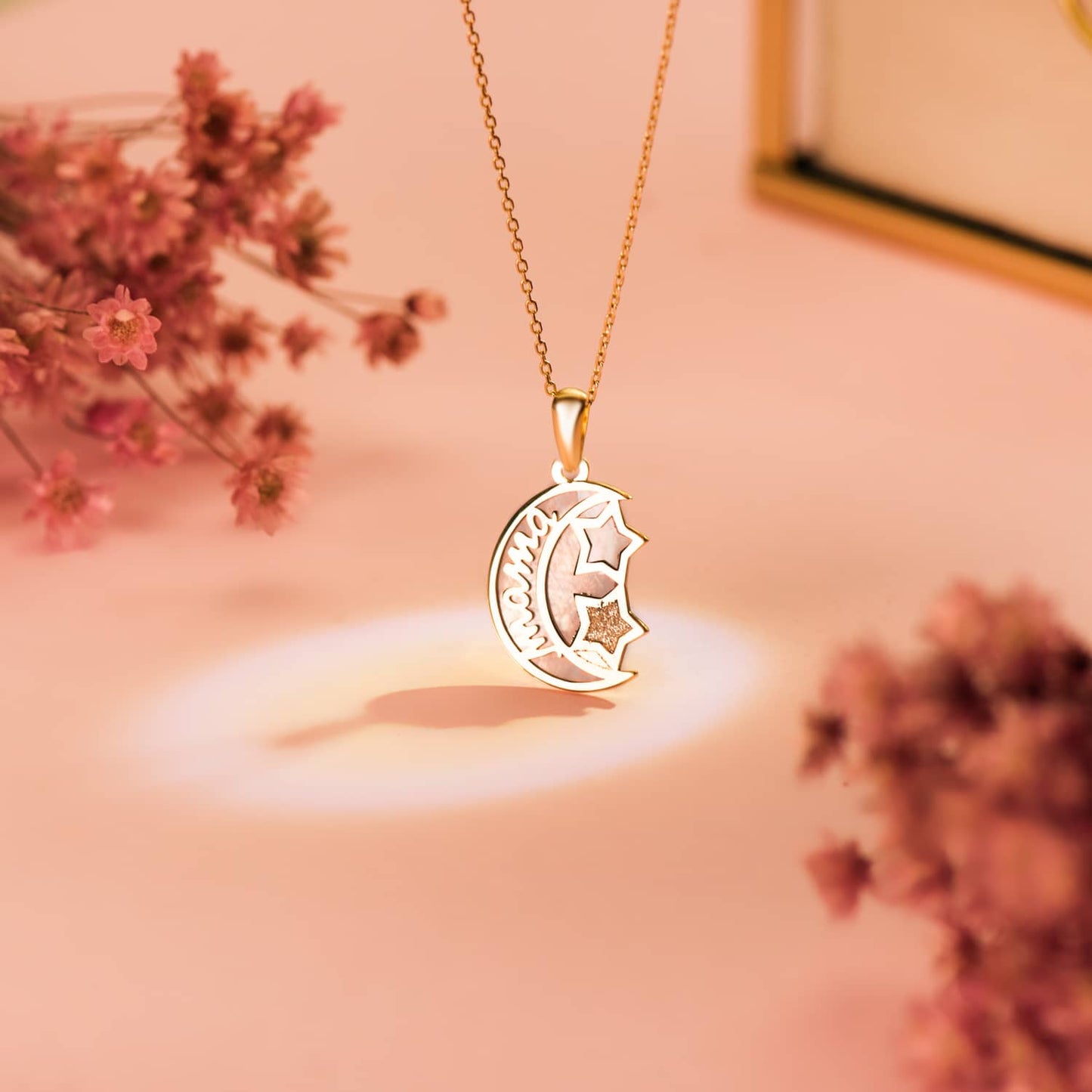 18K COLGANTE DE ORO AMARILLO NACAR FORMA DE LUNA Y MAMA CON ESTRELLAS 16X13MM