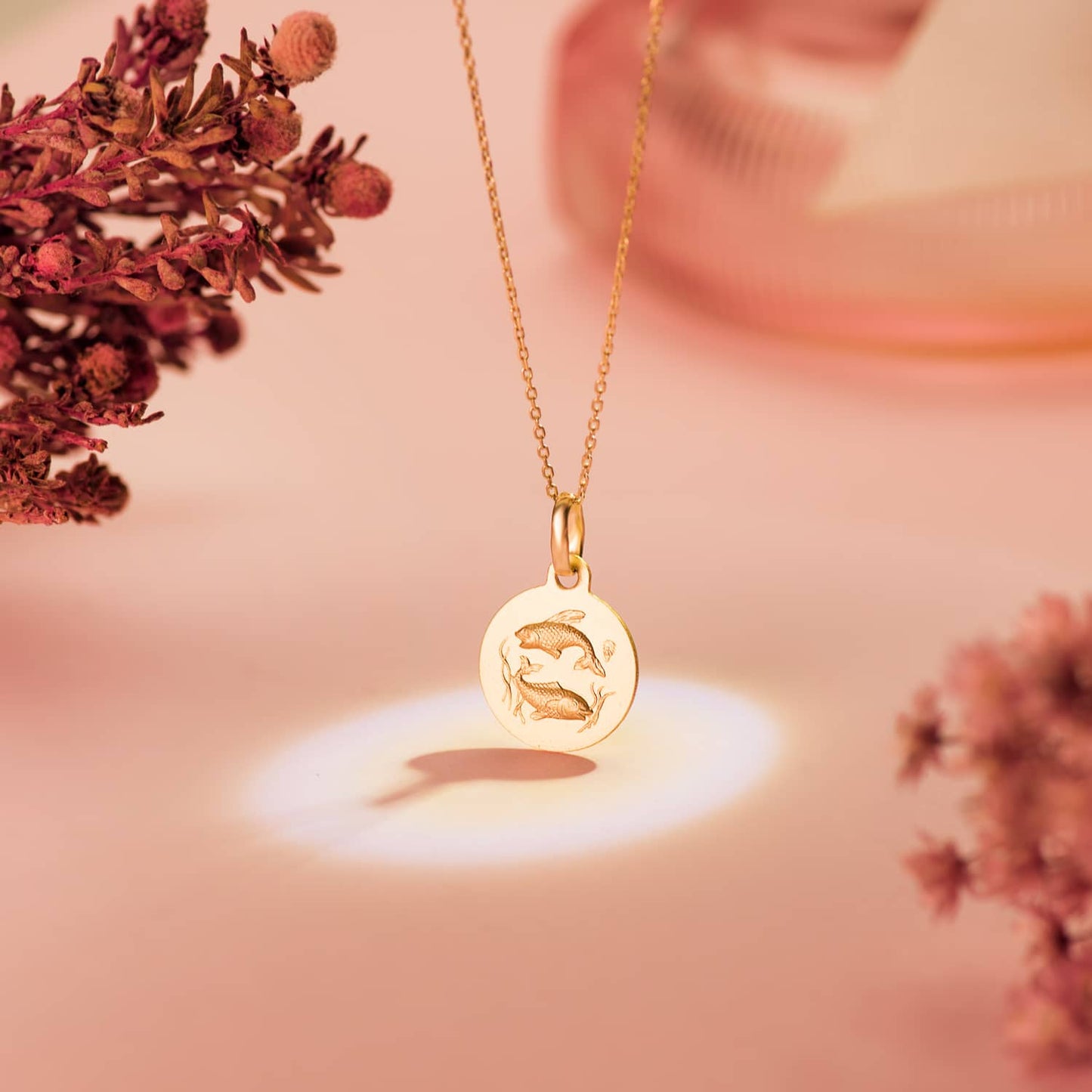 Medalla Horoscopo Piscis Matizada 13 mm de oro amarillo 18K