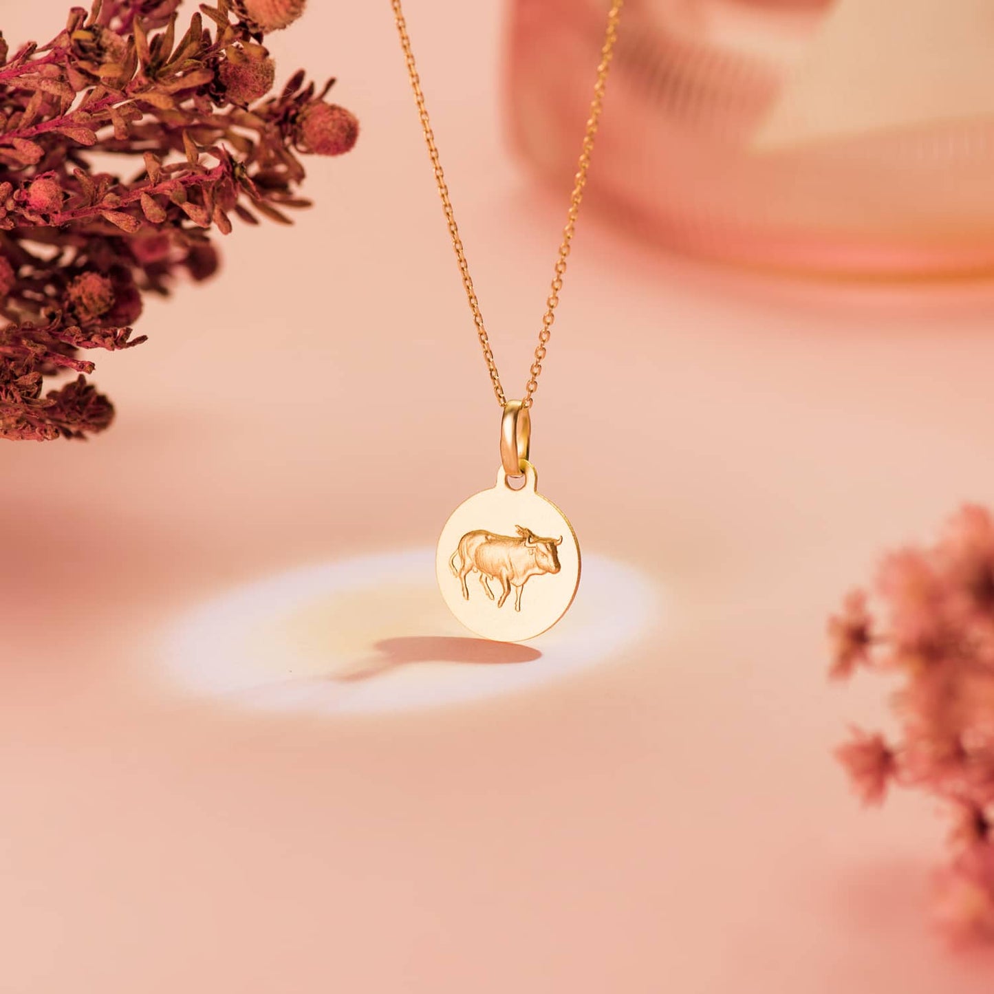 Medalla Horoscopo Tauro Matizada 13 mm de oro amarillo 18K