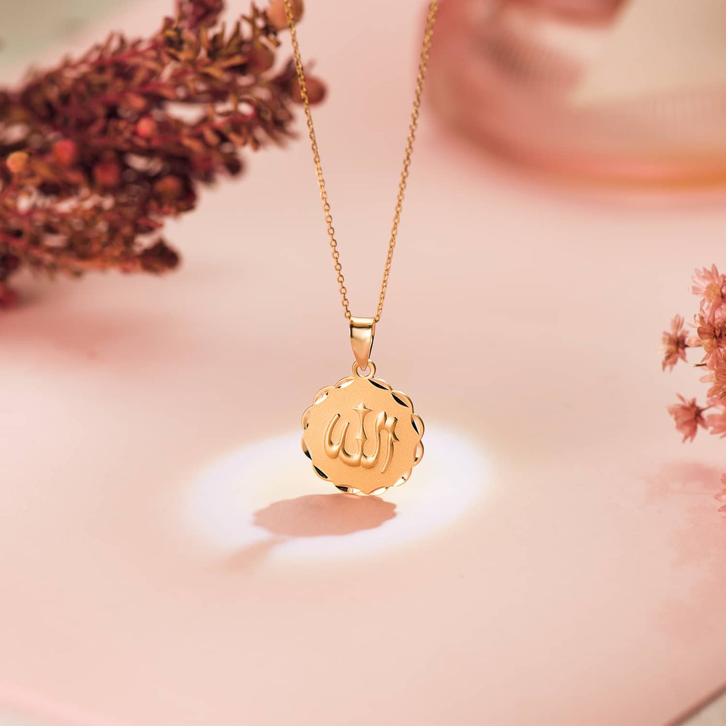 Medalla Alá Es Grande Tallada y Matizada 16 mm de oro amarillo 18K