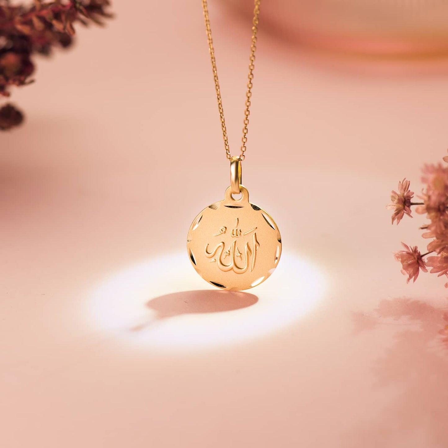 Medalla Ala Es Grande Tallada y Matizada 16 mm de oro amarillo 18K