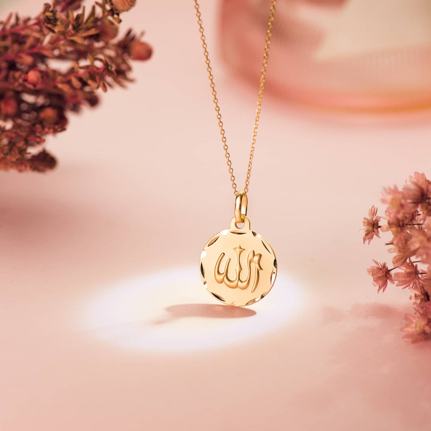 Medalla Alá Es Grande Tallada y Matizada 16 mm de oro amarillo 18K