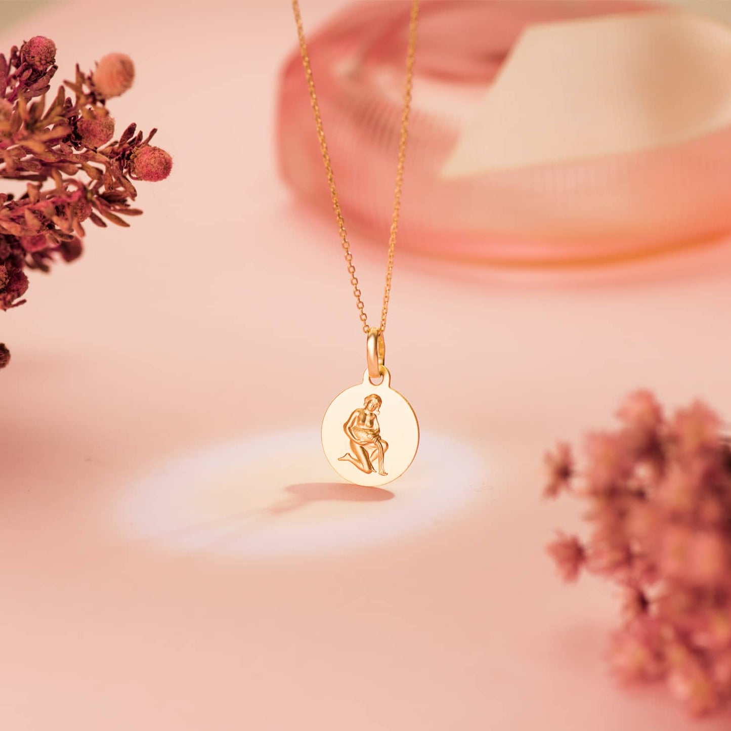 Medalla Horoscopo Acuario Matizada 13 mm de oro amarillo 18K