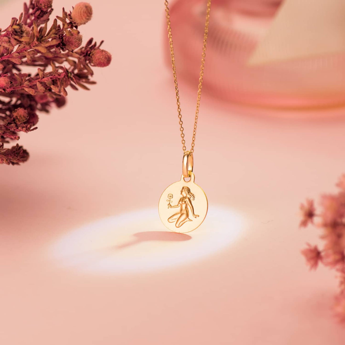 Medalla Horoscopo Virgo Matizada 13 mm de oro amarillo 18K