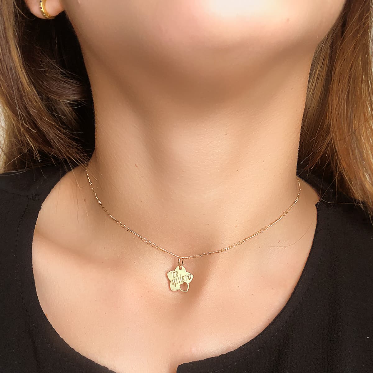 18K COLGANTE ORO AMARILLO TE QUIERO FLOR CON CORAZON CALADO 15X14 MM