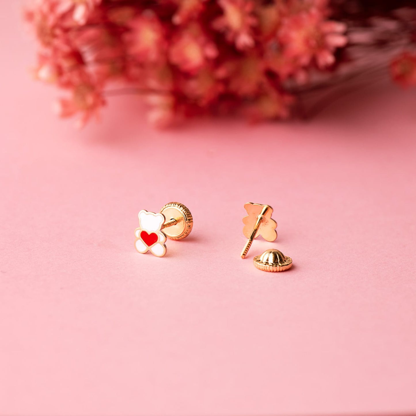 18K PENDIENTES ORO AMARILLO OSO ESMALTE BLANCO Y CORAZON. 6 X 4.5 MM. CIERRE TUERCA