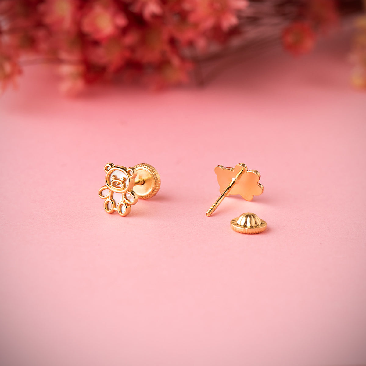 Pendientes Osos Silueta Interior Nacar 7 x 6 mm. Cierre Tuerca de oro amarillo 18K