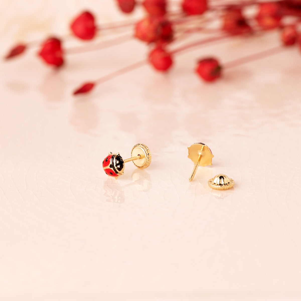 Pendientes Mariquita Esmalte 5,5 x 5 mm. Cierre Tuerca de oro amarillo 18K