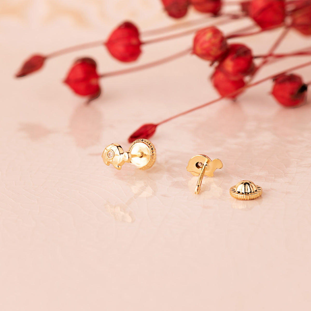 Pendientes Tortuga con Circonita 6 x 3,5 mm. Cierre Tuerca de oro amarillo 18K