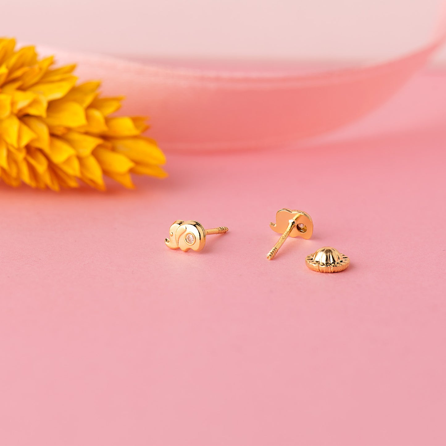 18K PENDIENTES ORO AMARILLO ELEFANTE CON CIRCONITA 5 X 3 MM. CIERRE TUERCA