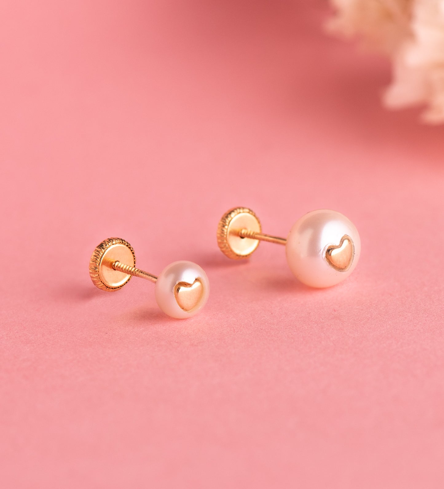 18K PENDIENTES ORO AMARILLO PERLA CON INTERIOR DE CORAZON. MEDIDA: 5 MM. CIERRE TUERCA