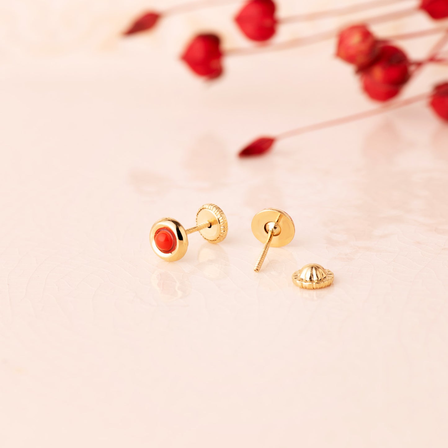 18K PENDIENTES ORO AMARILLO REDONDOS CON CORAL DE 2MM. ANCHO: 5MM. CIERRE TUERCA