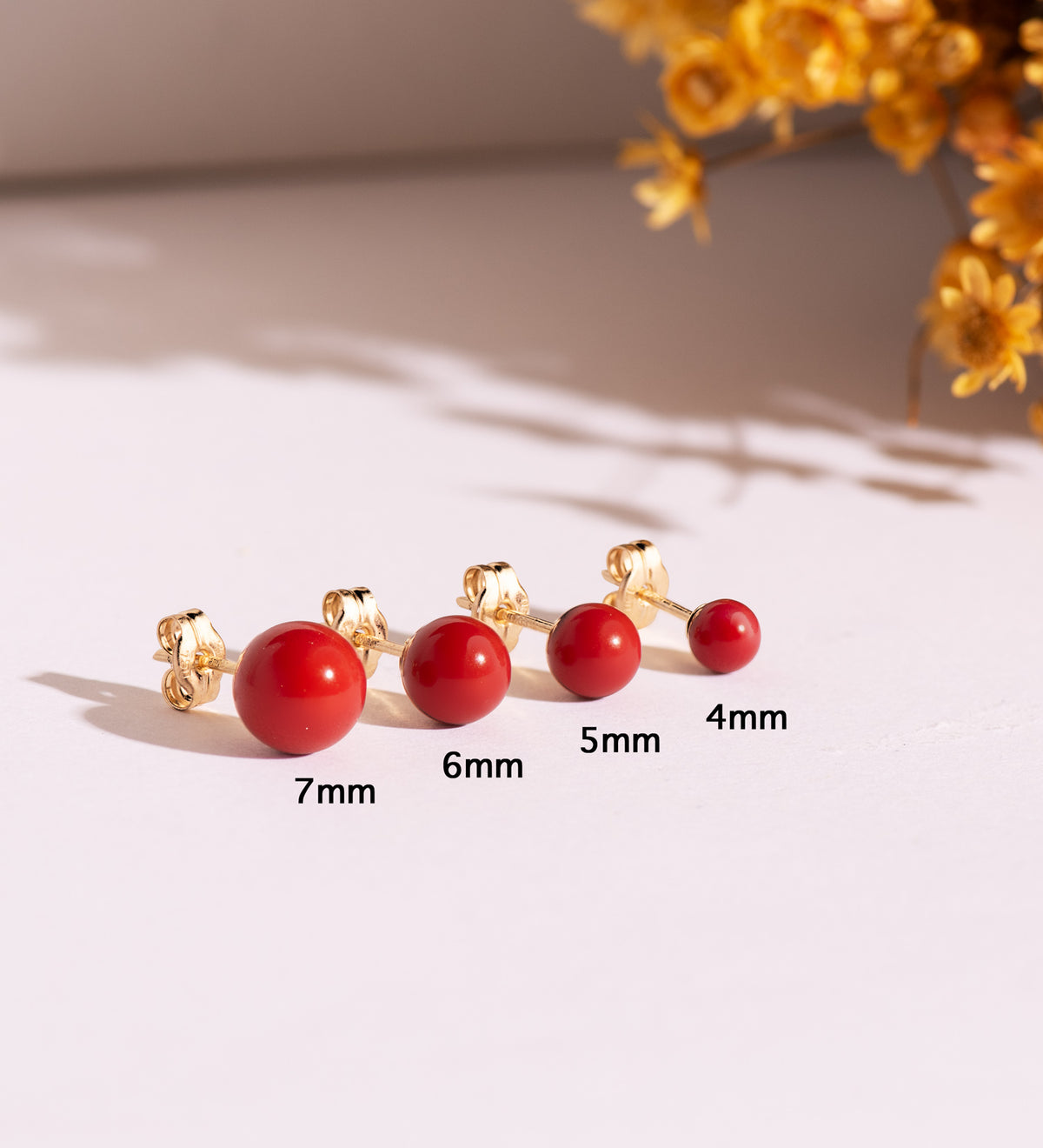 Pendientes Coral con Casquilla. Medida: 4 mm. de oro amarillo 18K