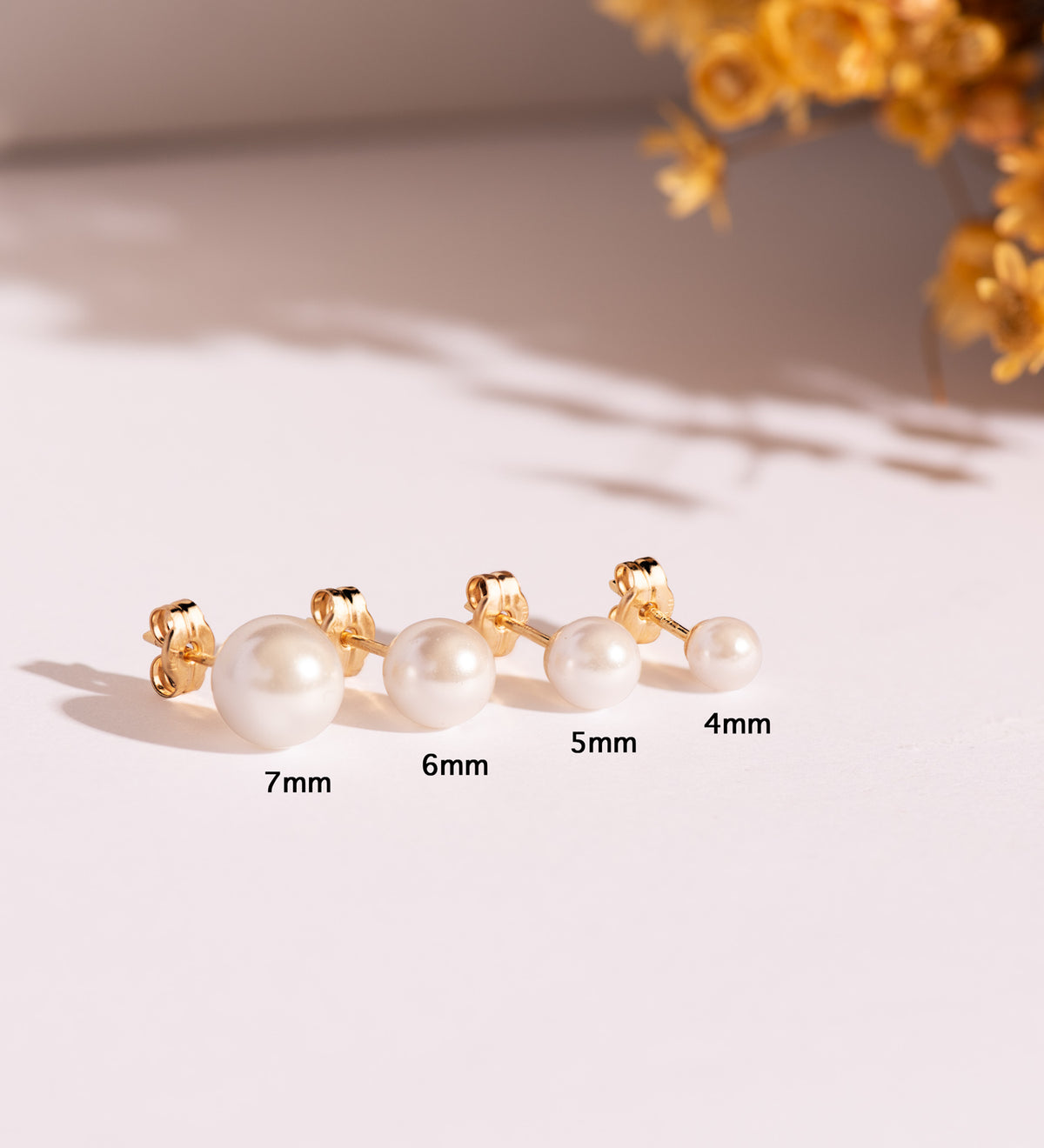 Pendientes Perla con Casquilla. Medida: 4 mm. de oro amarillo 18K