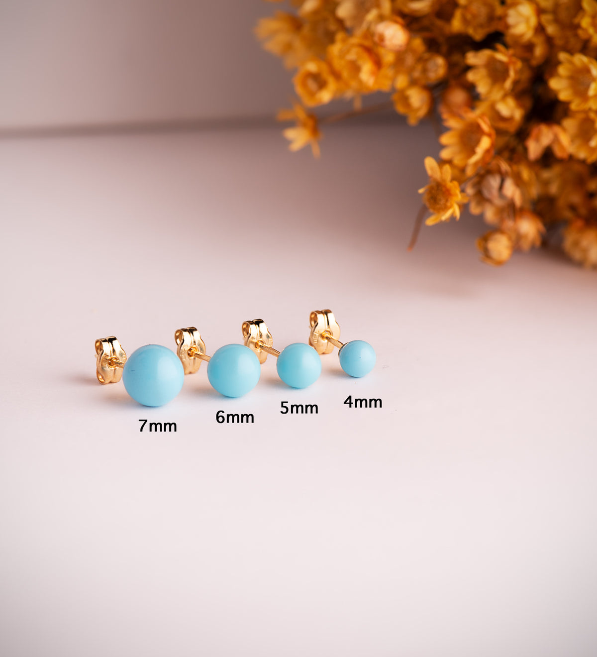 Pendientes Turquesa con Casquilla. Medida: 5 mm. de oro amarillo 18K
