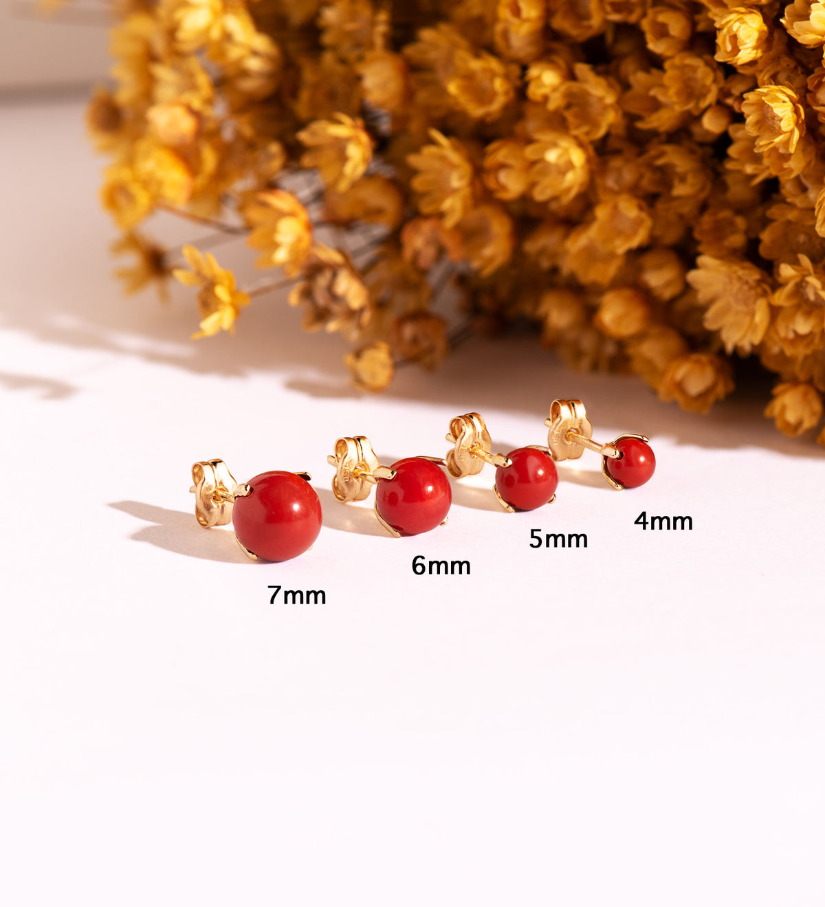 Pendientes Coral con 4 Garras. Medida: 4 mm. de oro amarillo 18K