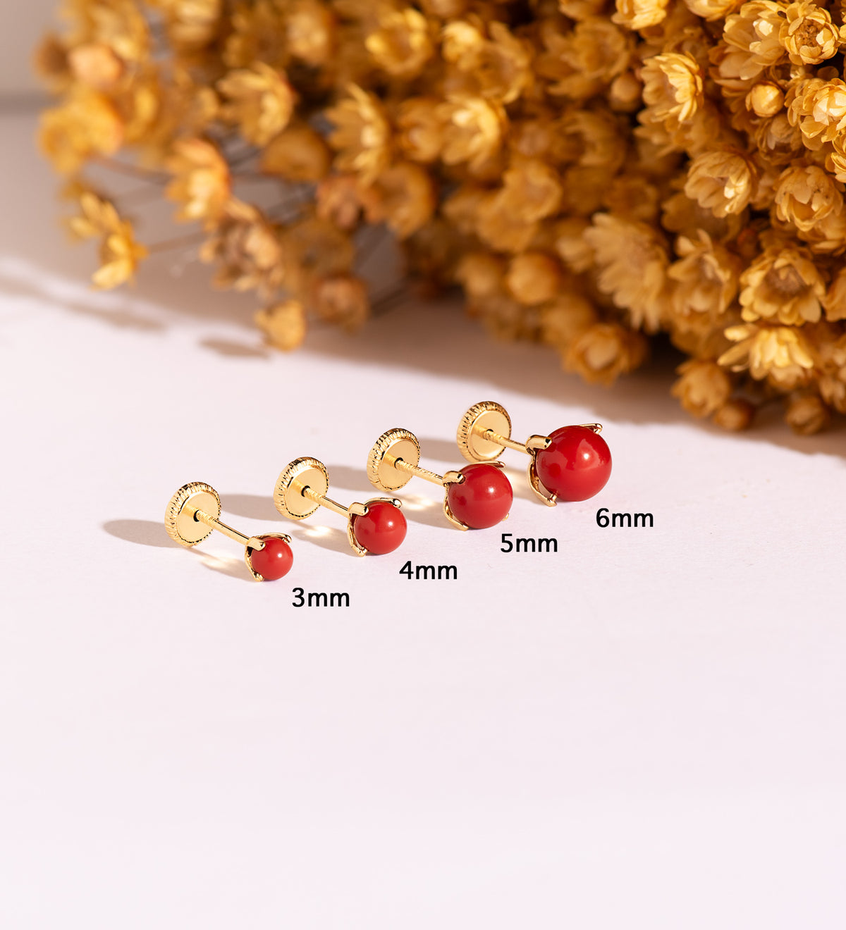 Pendientes Coral con 4 Garras. Medida: 6 mm. Cierre Tuerca de oro amarillo 18K