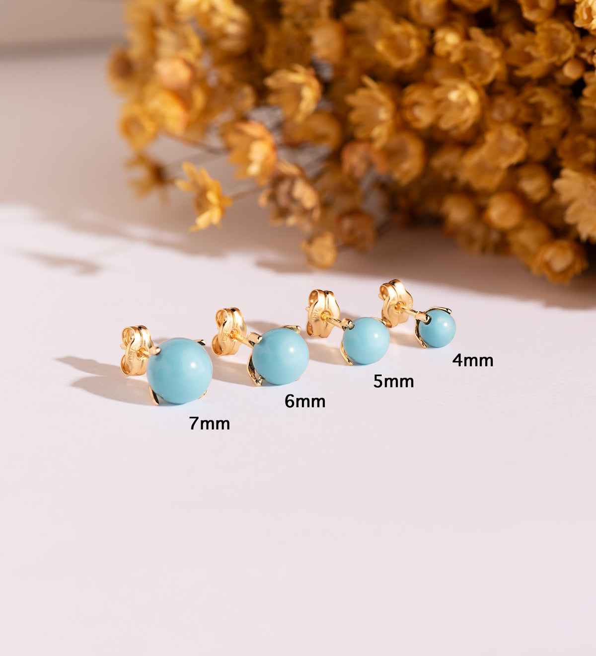 Pendientes Turquesa con 4 Garras. Medida: 6 mm. de oro amarillo 18K
