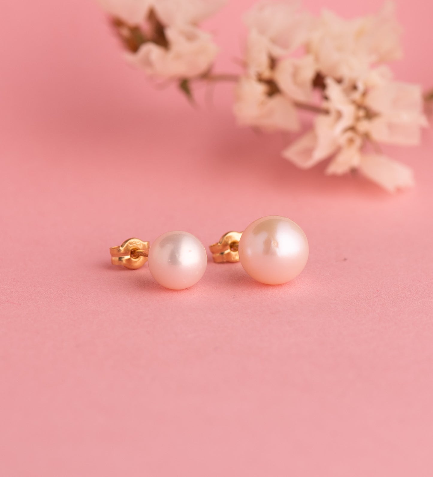 Pendientes Perla Cultivada 8 - 8,5 mm con Casquilla de oro amarillo 18K