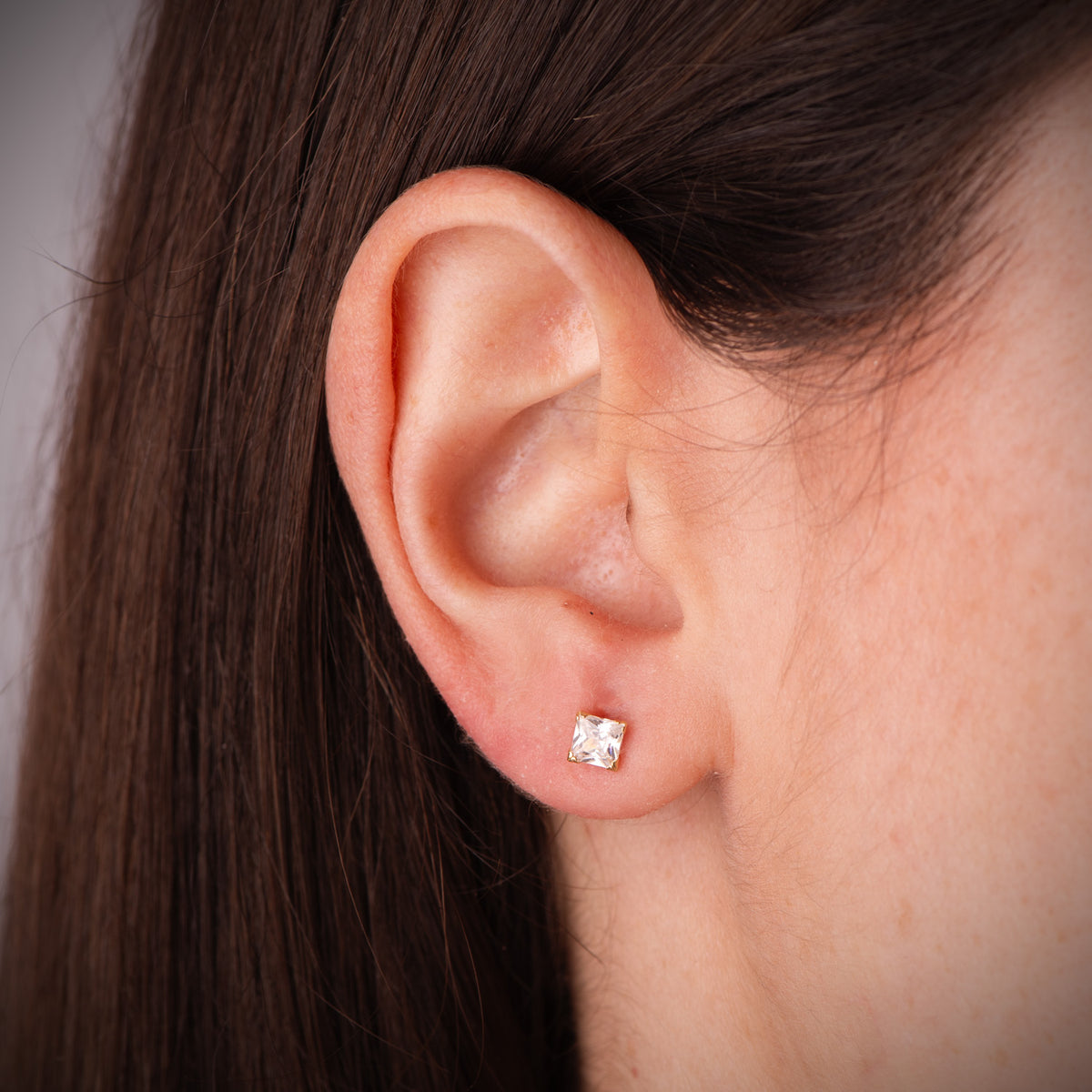 Pendientes Circonita Cuadrada con 4 Garras. Ancho: 3,5 mm. Cierre Tuerca de oro amarillo 18K