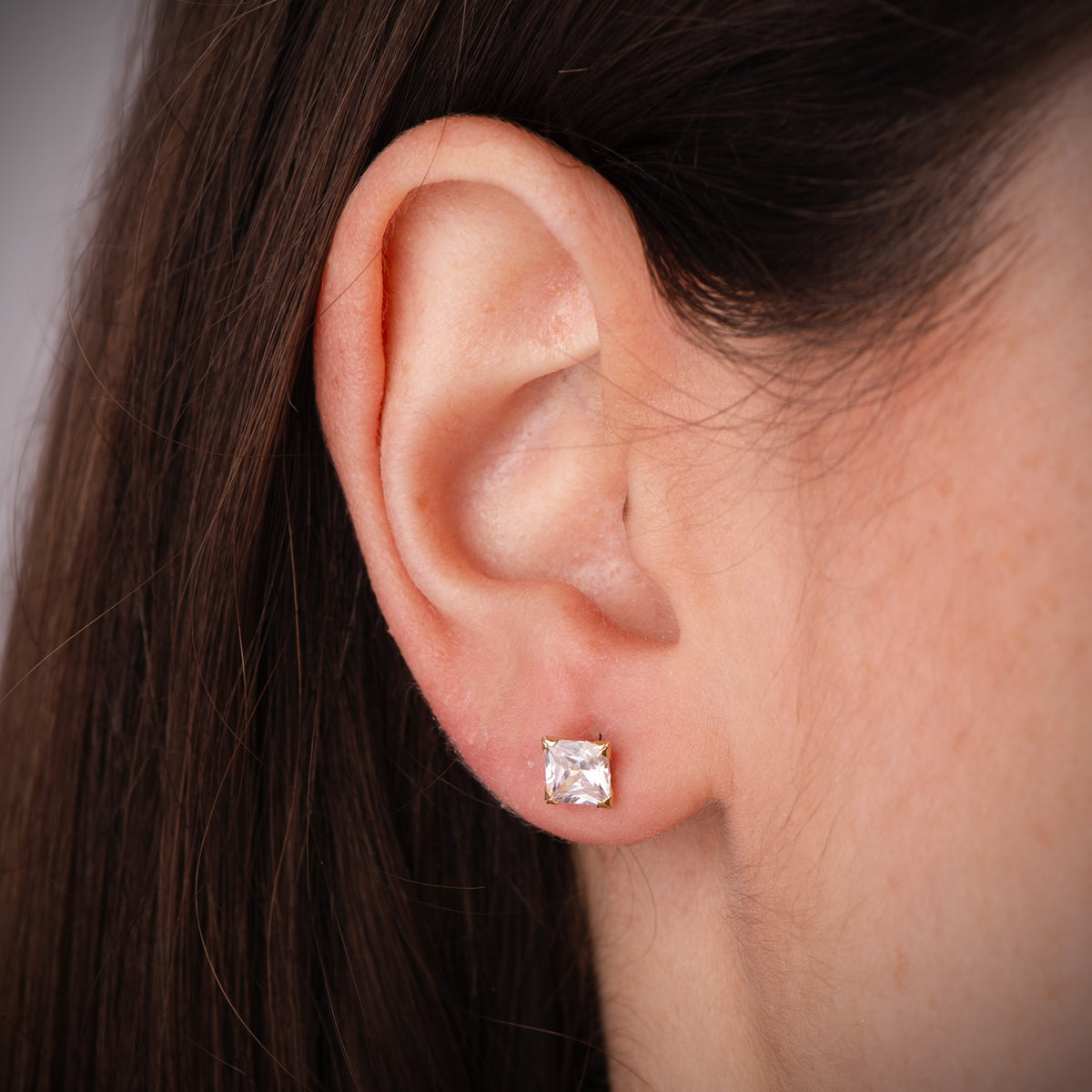 Pendientes Circonita Cuadrada con 4 Garras. Ancho: 5 mm. Cierre Tuerca de oro amarillo 18K