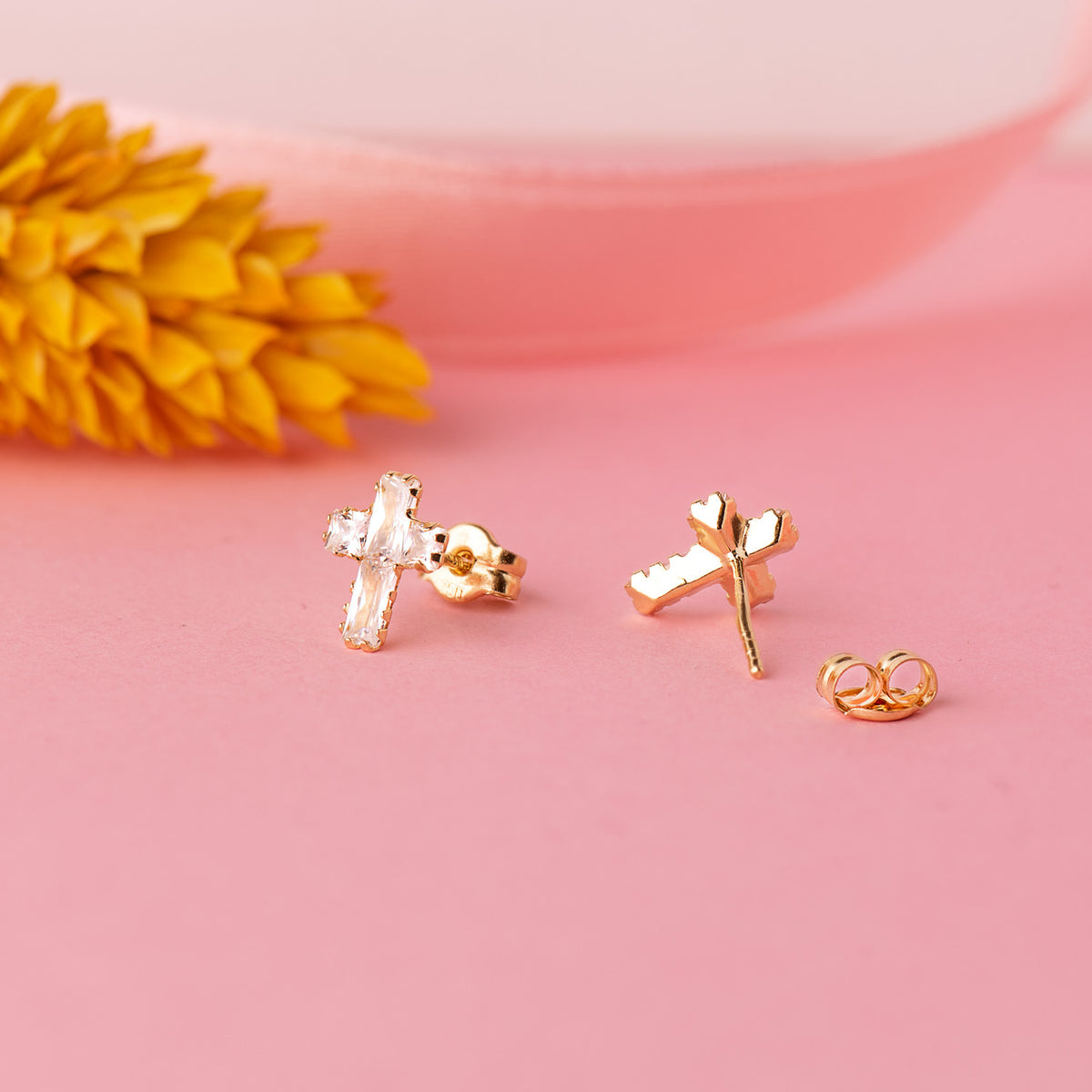 Pendientes Cruz Circonitas Baguette. 8,5 x 6,5 mm. de oro amarillo 18K