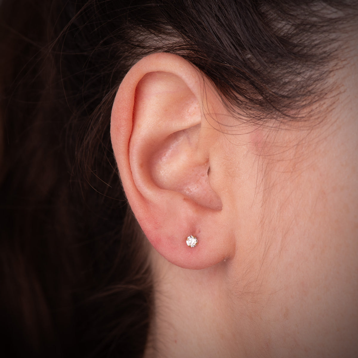 Pendientes 4 Garras con Circonita. Ancho: 3 mm Cierre Tuerca de oro amarillo 18K