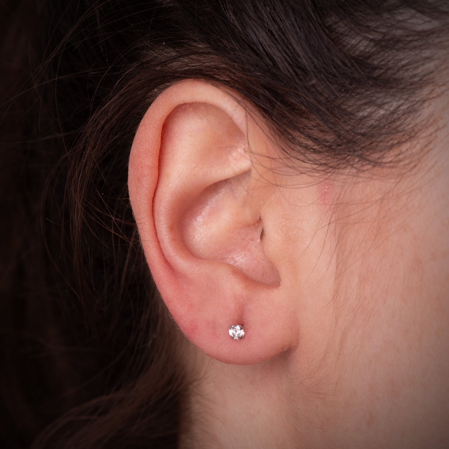 18K PENDIENTES ORO BLANCO 4 GARRAS CON CIRCONITA. ANCHO: 3 MM CIERRE TUERCA