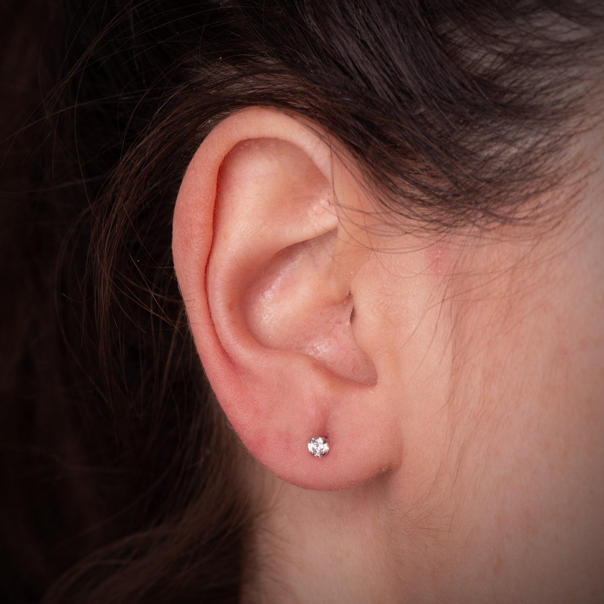 Pendientes 4 Garras con Circonita. Ancho: 3 mm Cierre Tuerca de oro blanco 18K