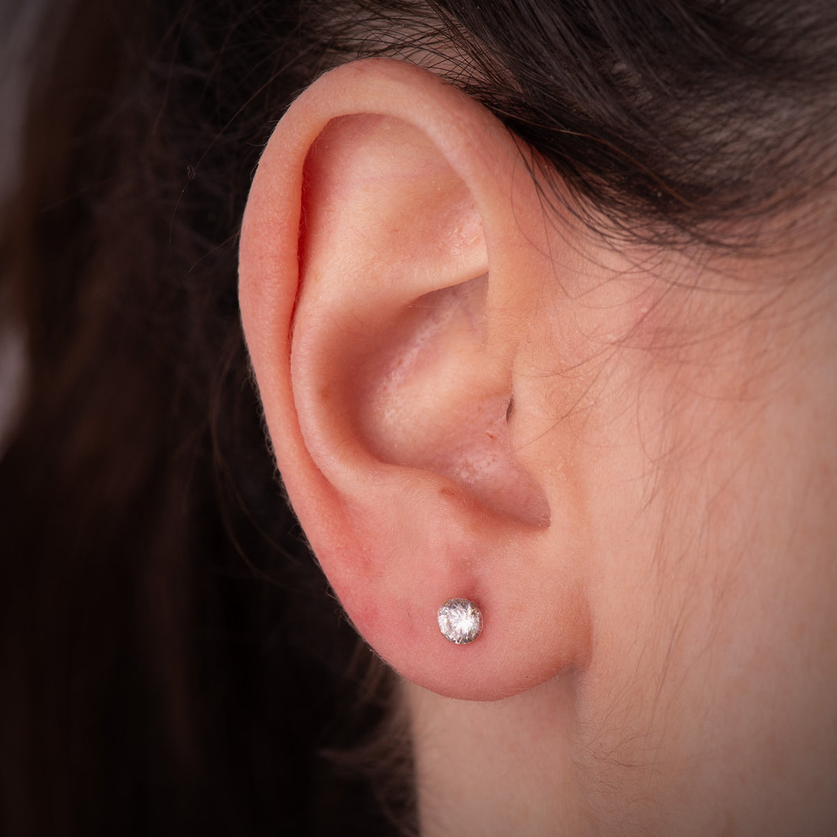 Pendientes 4 Garras con Circonita. Ancho: 4 mm Cierre Tuerca de oro amarillo 18K