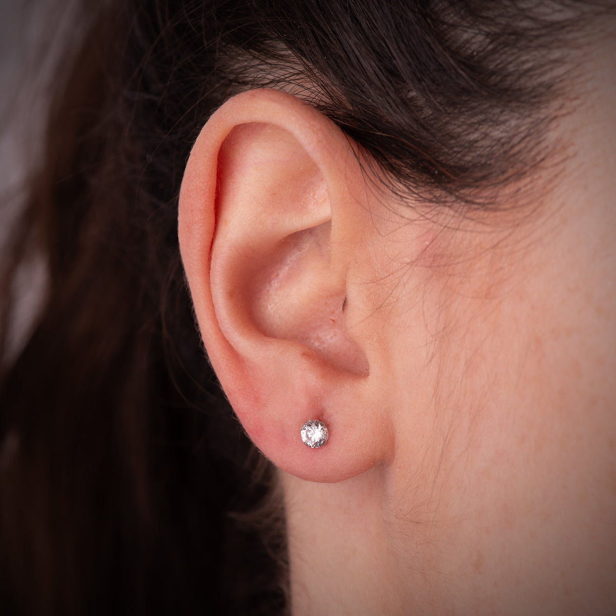 Pendientes 4 Garras con Circonita. Ancho: 4 mm Cierre Tuerca de oro blanco 18K
