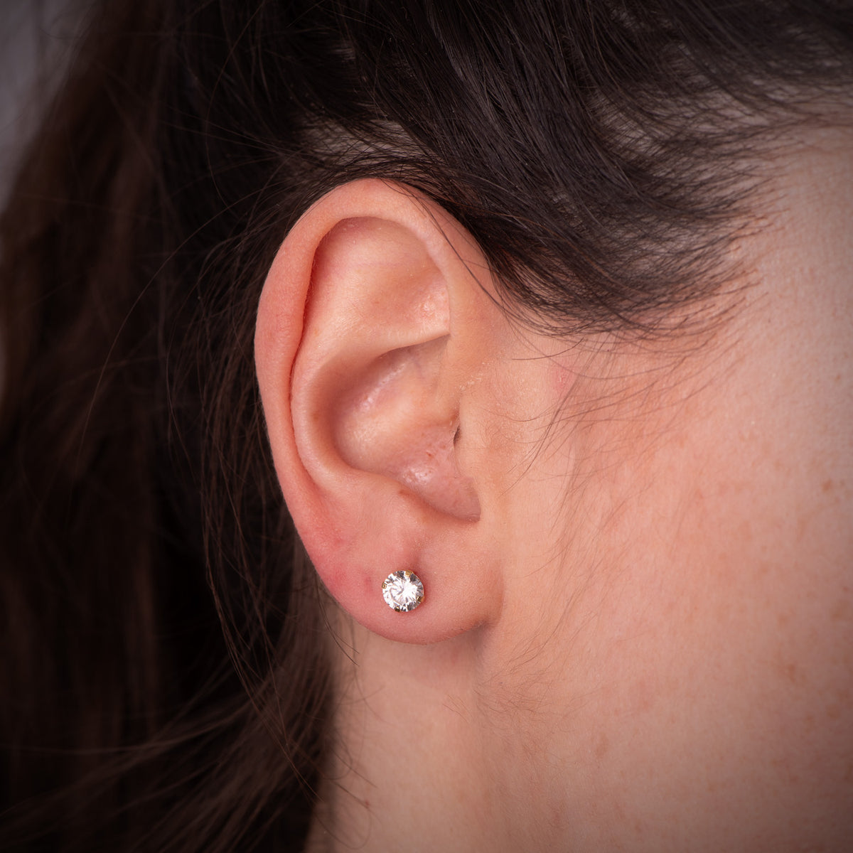 Pendientes 4 Garras con Circonita. Ancho: 5 mm Cierre Tuerca de oro amarillo 18K
