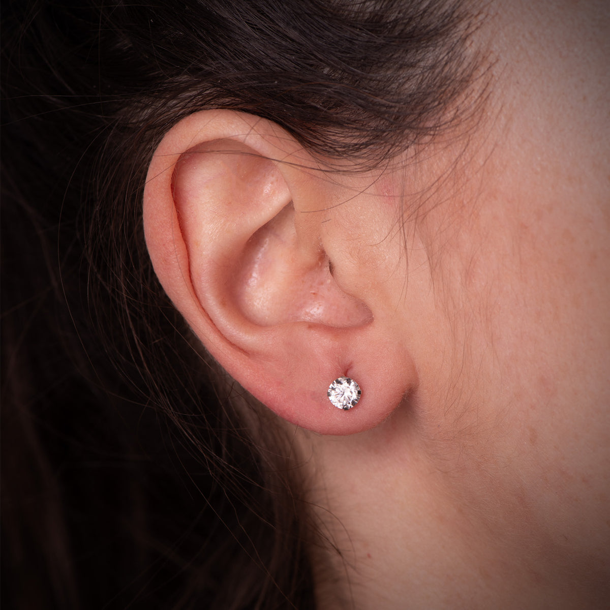 Pendientes 4 Garras con Circonita. Ancho: 5 mm Cierre Tuerca de oro blanco 18K