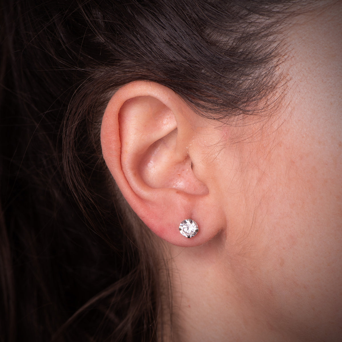 Pendientes 4 Garras con Circonita. Ancho: 6 mm Cierre Tuerca de oro blanco 18K