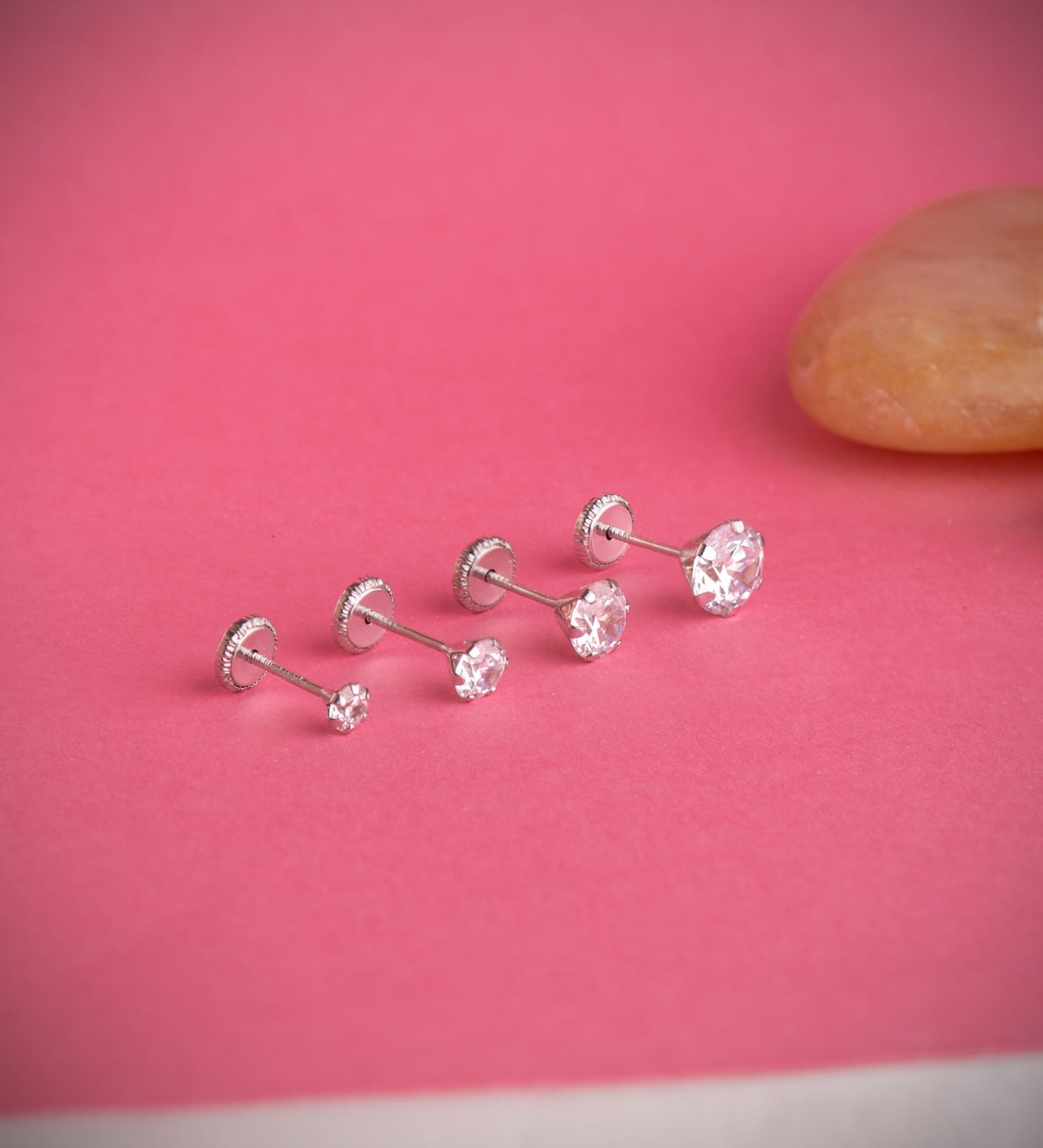 18K PENDIENTES ORO BLANCO 6 GARRAS CON CIRCONITA. ANCHO: 6 MM CIERRE TUERCA