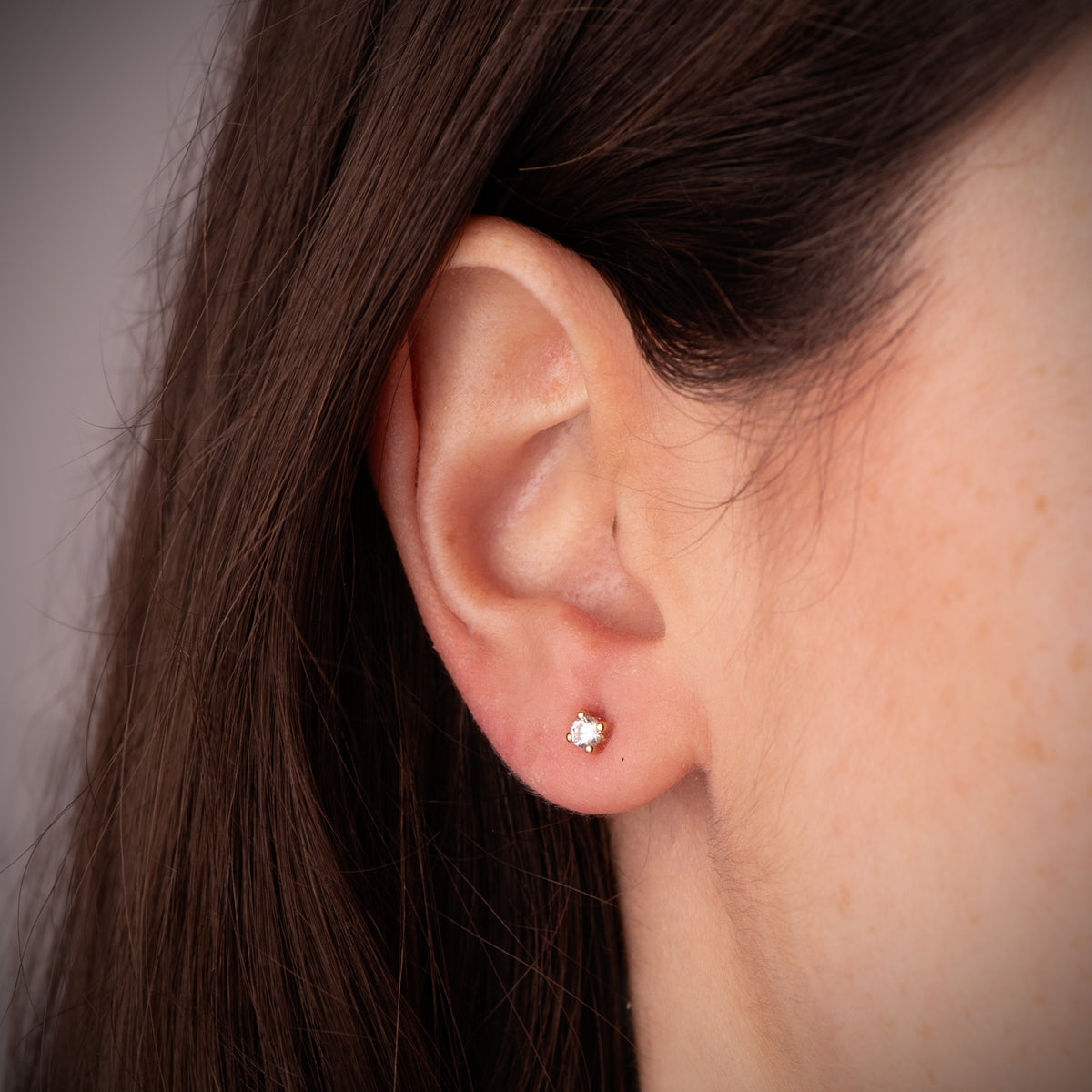 Pendientes Circonita 3 mm con 4 Garras. Ancho: 3,5 mm. Cierre Tuerca de oro amarillo 18K