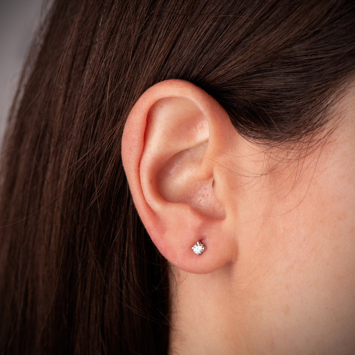 Pendientes Circonita 3 mm con 4 Garras. Ancho: 3,5 mm. Cierre Tuerca de oro blanco 18K