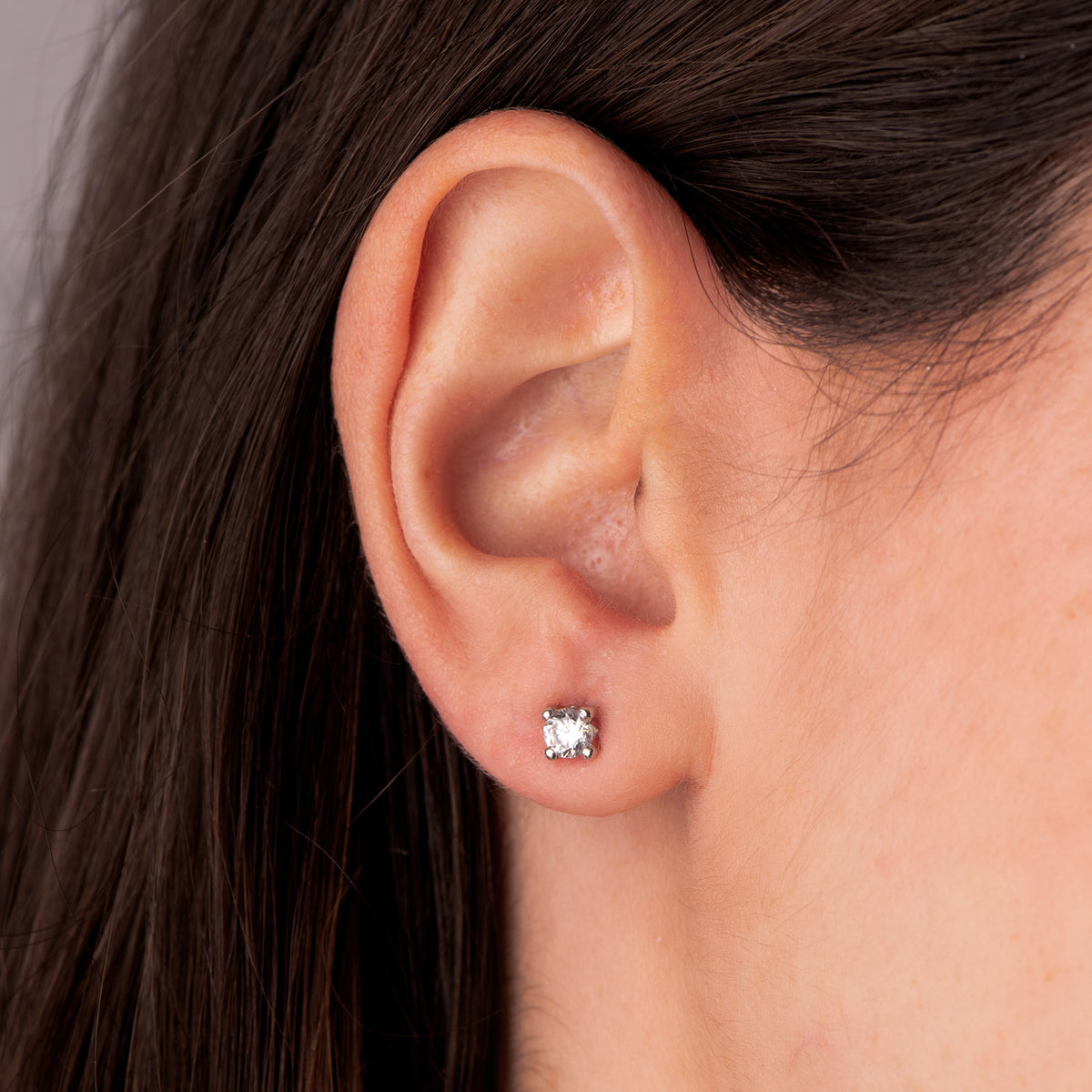 Pendientes Circonita 4 mm con 4 Garras. Ancho: 4,5 mm. Cierre Tuerca de oro blanco 18K
