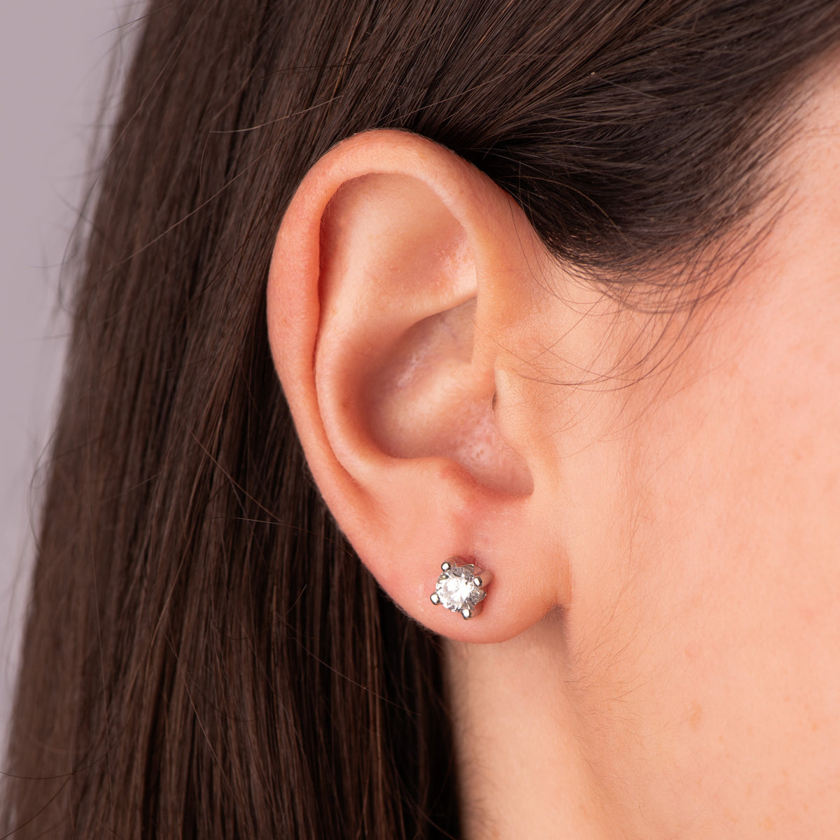 Pendientes Circonita 5 mm con 4 Garras. Ancho: 5,5 mm. Cierre Tuerca de oro blanco 18K