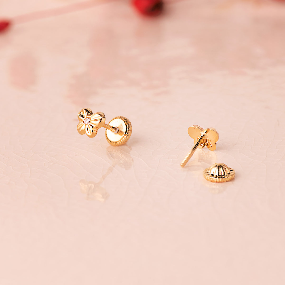 Pendientes Mariposa con Circonita 5,5 x 4 mm. Cierre Tuerca de oro amarillo 18K