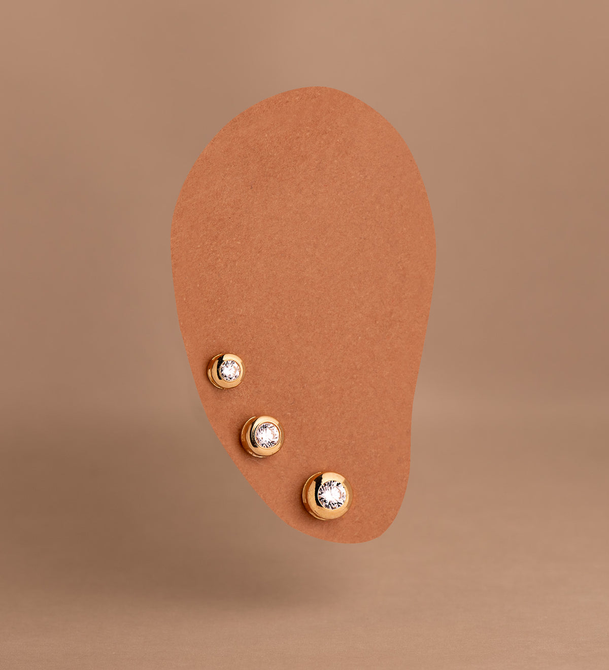 Pendientes Chaton Galeria con Circonita. Medida: 4 mm. Cierre Tuerca de oro amarillo 18K