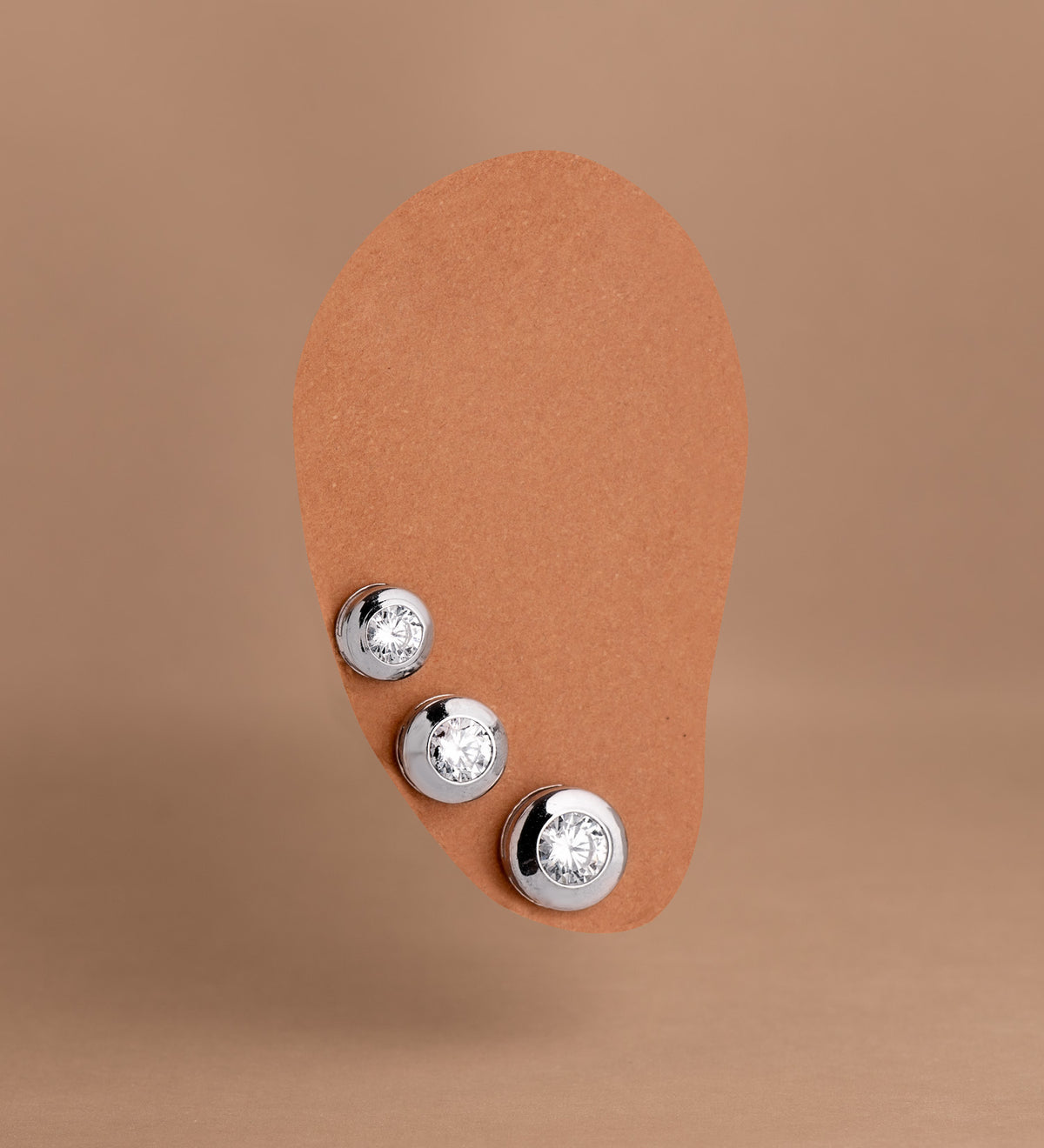 Pendientes Chaton Galeria con Circonita. Medida: 6,5 mm. de oro blanco 18K