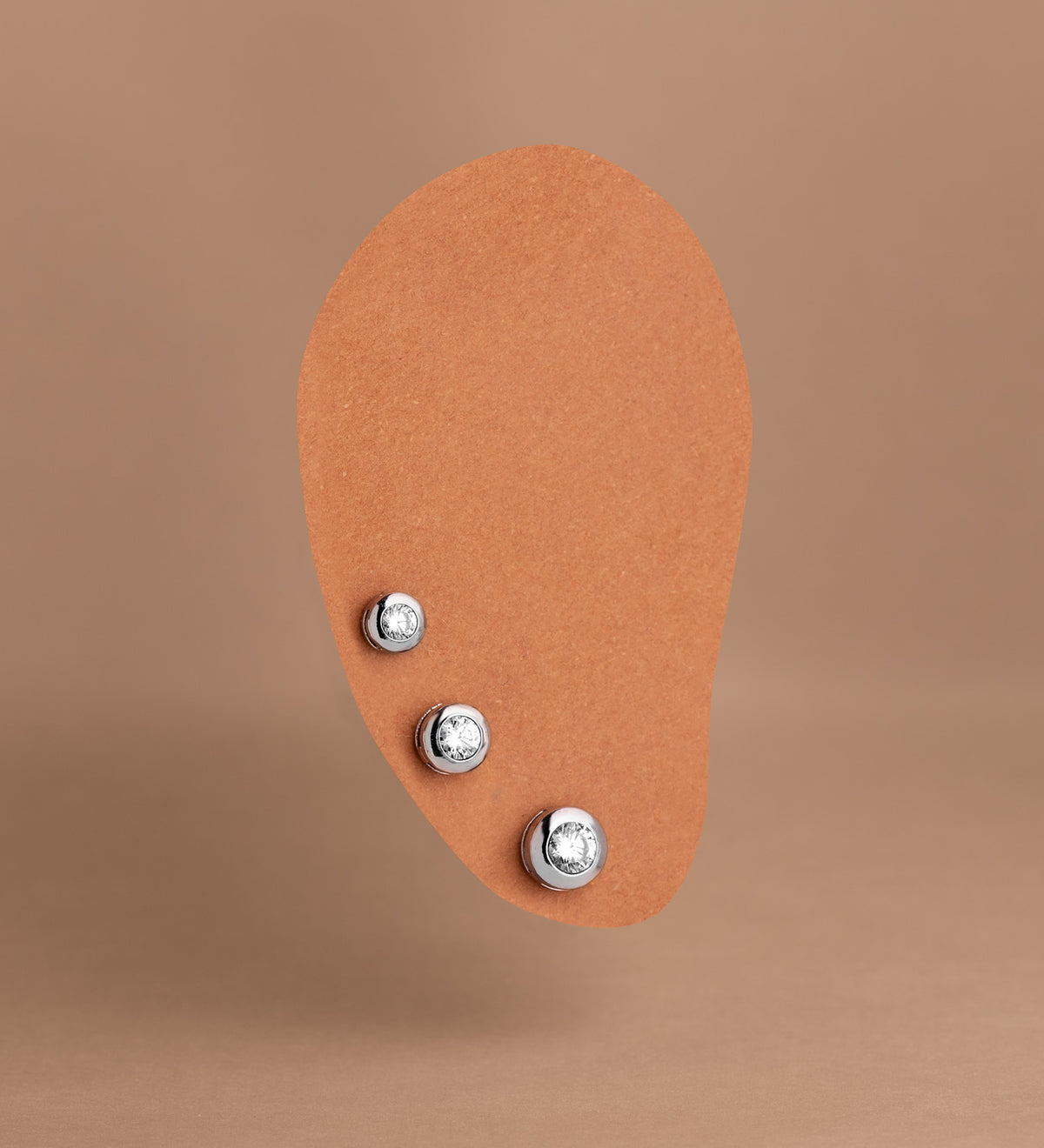 Pendientes Chaton Galeria con Circonita. Medida: 4 mm. Cierre Tuerca de oro blanco 18K