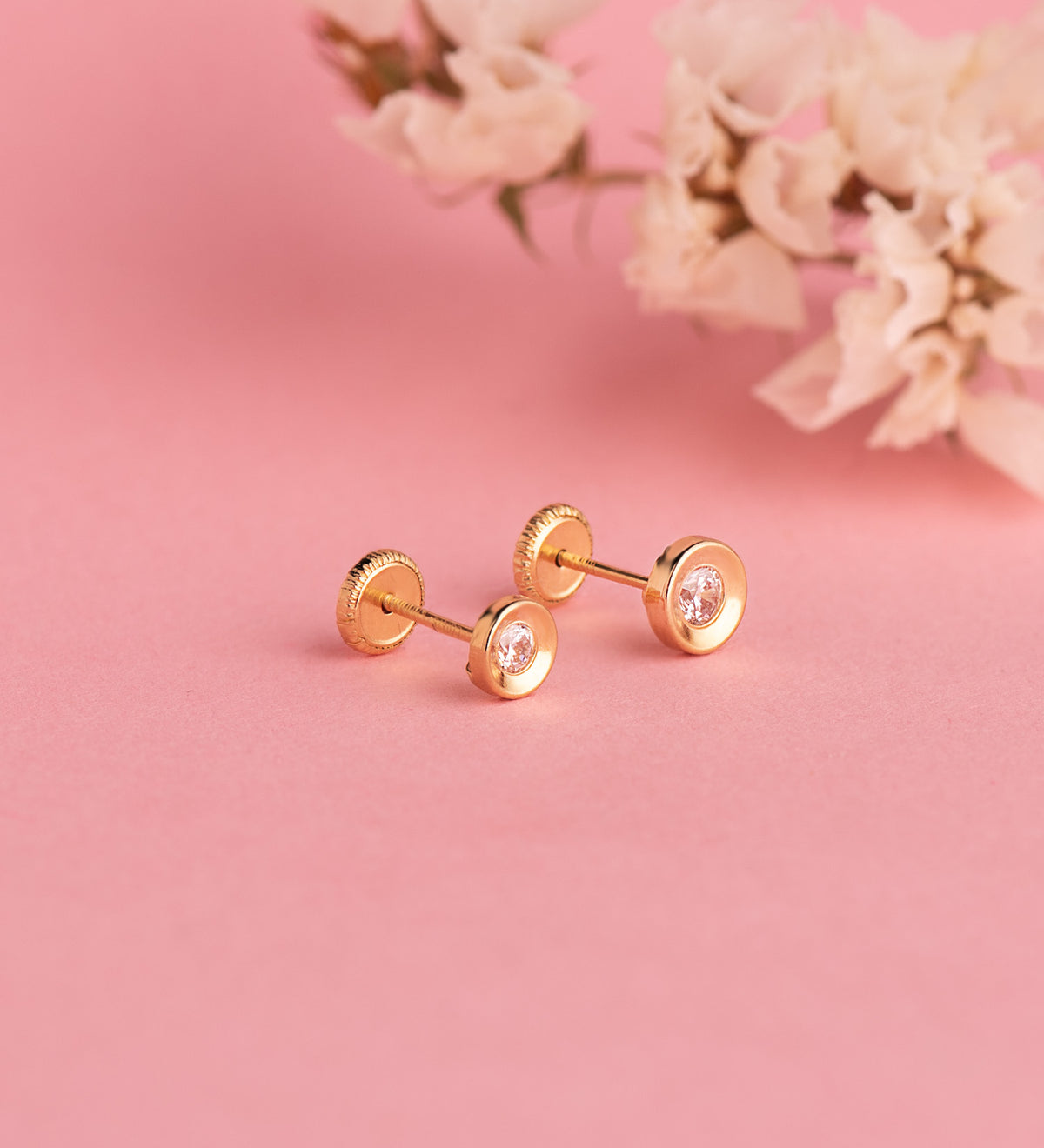 Pendientes Chaton Redondo Concavo con Circonita. Ancho: 5,5 mm. Cierre Tuerca de oro amarillo 18K
