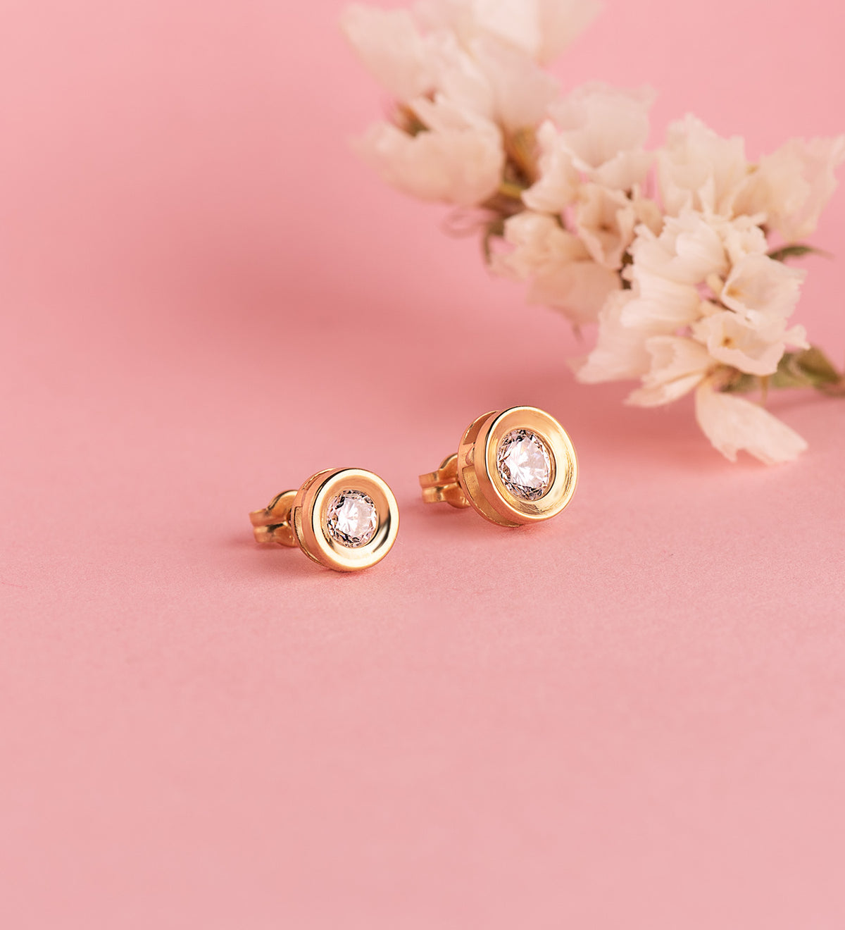Pendientes Chaton Redondo Concavo con Circonita. Ancho: 8 mm. de oro amarillo 18K