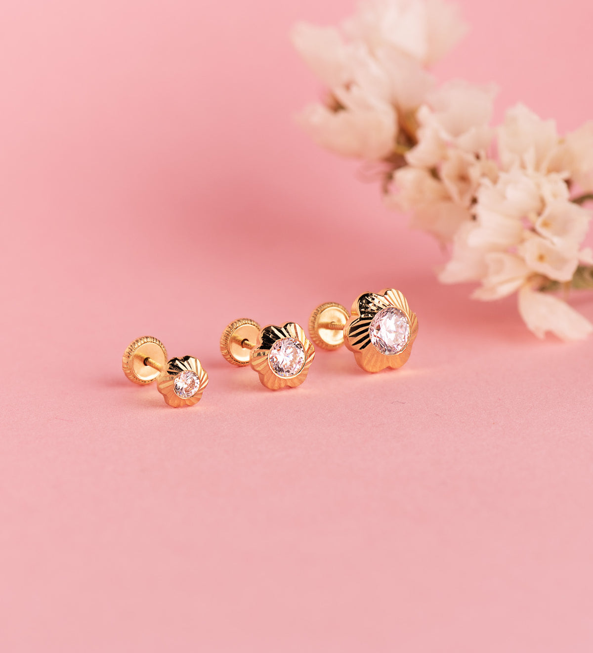 Pendientes Chaton Flor Orla Tallada Circonita. Medida: 7 mm Cierre Tuerca de oro amarillo 18K